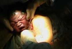 生孩子的真实过程，女人生孩子有多痛苦,胎儿在子宫里的视频真实