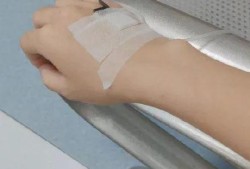 孕妇挂水对胎儿有影响吗（怀孕喝药吊水了怎么办）