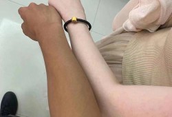 爸爸皮肤白妈妈皮肤黄皮肤生出来的小孩皮肤是什么样的,孕妇吃苹果胎儿会变白吗