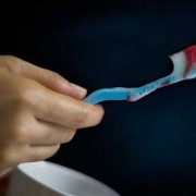 怀孕之后每次刷牙都出血是怎么回事,怀孕期间刷牙老出血怎么回事儿