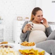 怀孕七个月可以吃黑胡椒牛排吗？孕晚期了，胎儿发育已经很好了,孕妇有胎毒的三大表现