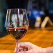 备孕期间能不能喝红酒（备孕期能喝啤酒，白酒吗）
