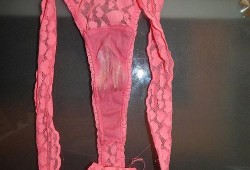 孕期白带乳白色（怀孕有淡粉色白带怎么回事）
