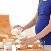 孕期什么时间喝牛奶最好（孕妇在喝牛奶的时候需要加热吗）