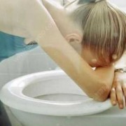 孕期晚上呕吐（孕期晚上呕吐严重）