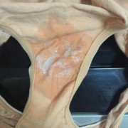 孕妇白带发黄什么原因,怀孕内裤总是湿还腥臭