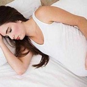 孕期右侧卧（孕32周，右侧卧睡或是仰卧睡是不是对宝宝不好）