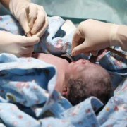 四个月宝宝见生人就哭正常吗？宝宝为什么见生人哭,胎儿出生哭声响亮