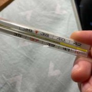 孕期反复发烧怎么办（孕期反复发烧怎么办可以挂水吗）