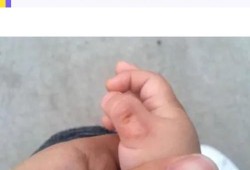 胎儿吃手（三个月宝宝醒了就吃手，应该怎么办呢）