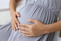 孕妇肚子硬邦邦的怎么回事,孕期觉得肚子紧紧的怎么回事