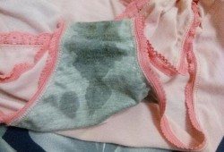 孕期白带有异味（怀孕内裤总是湿还腥臭）