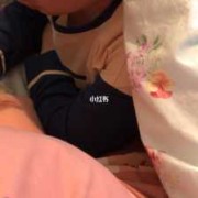胎儿听音乐没反应（2个月宝宝还不爱笑，逗半天也不笑）