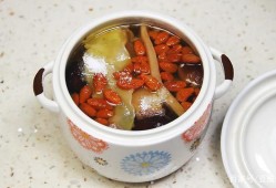 孕期煲汤（孕期煲汤可以放什么材料）