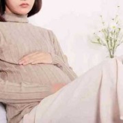 孕期肚脐疼（孕妇胎动引起肚脐疼是怎么回事）