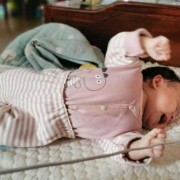 两个月大胎儿图片（两个半月宝宝能看多远？宝宝看着反应很慢，怎样调理好啊）