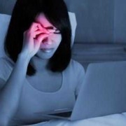 怀孕期间熬夜（孕期经常熬夜玩手机对胎儿影响）