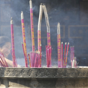 拜佛的香对胎儿的影响（孕妇可以去寺庙拜佛吗）