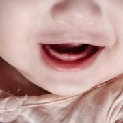 7个月的小孩，老是用嘴弄出噗的声音，噗的口水都满天飞，怎么办,7个半月胎儿图片的样子
