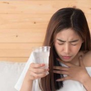 胎儿打嗝证明健康吗（孕39周宝宝还打嗝是肺部没发育好吗）