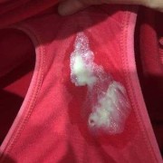 孕期白带乳白色正常吗（怀孕流白色液体正常吗？需要怎么做帮助自己）