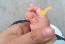 一个月的宝宝老是吃手指，是没吃饱还是怎么回事啊,胎儿 吃手