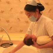 五个月宝宝在家洗澡水温多少度合适呢,胎儿五个月有多大图片