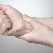 孕期手腕疼痛（孕期手腕疼痛的原因及治疗）