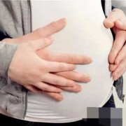 孕期肚子太大（孕期腹部凸起一块硬硬的怎么办）