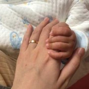胎儿几个月定肤色（胎儿几个月定肤色如何让胎儿皮肤变白）