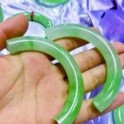 孕妇戴了三个月的玉镯早上换衣服时摔碎了,孕期戴玉镯对胎儿好吗