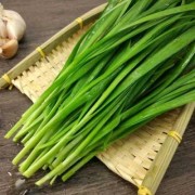 孕期吃韭菜（孕期吃韭菜对宝宝有什么影响）