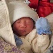 小孩五岁才30斤,胎儿5斤多正常吗
