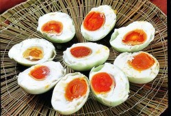 孕期吃鸭蛋好吗（吃鸭蛋有什么好处和坏处）