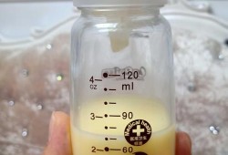 孕期奶水什么颜色（我想问一下、孕妇初乳是什么颜色）