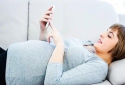 孕期可以玩手机吗（孕期可以玩手机吗有辐射吗）