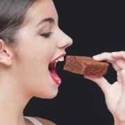 孕期吃巧克力对孩子好不好（孕期吃巧克力对孩子好不好呢）