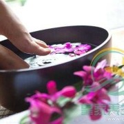 孕期可以用盐水泡脚吗（孕期可以用盐水泡脚吗晚上）