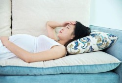 孕期爱睡觉正常吗（怀孕初期为啥晚上睡觉总是很容易醒？是不是孕初期容易睡眠不好）
