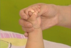 为什么小宝宝睡觉时胳膊举着握着小拳头像个招财猫的样子,胎儿双手呈握拳状是为什么