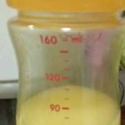 孕期奶水什么颜色（我想问一下、孕妇初乳是什么颜色）