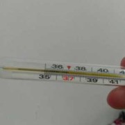 低烧对胎儿有影响吗（产妇月子发烧37.8度对小孩有影响吗）