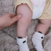 孕期腿变粗（两个月的宝宝大腿粗小腿细什么原因呢）