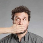 孕快四个月了，经常嘴里没味道，吃什么都淡淡的，是怎么回事?该怎么缓解呢,孕期嘴巴没味道怎么办