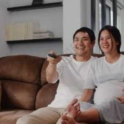 孕期能看电视吗（孕妇坐沙发看电视姿势）