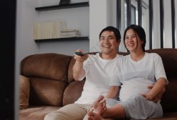 孕期能看电视吗（孕妇坐沙发看电视姿势）