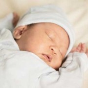 胎儿肤色遗传（出了月子的宝宝肤色有变化吗）