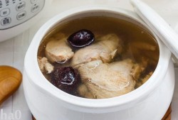 孕期炖鸡汤放什么材料（孕妇喝的鸡汤怎么做）