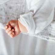 宝宝7个月经常手握拳头,胎儿握拳头有没有手指的区别
