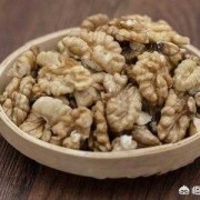 孕期吃什么对胎儿大脑发育好（孕妇在孕期怎样吃核桃好呢）